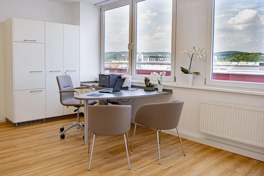 Sprechzimmer mit Blick über Aschaffenburg