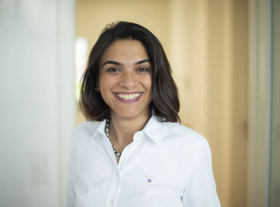 Dr. med. univ. Gloria Moghaddam-Alvandi in ihrer Praxis