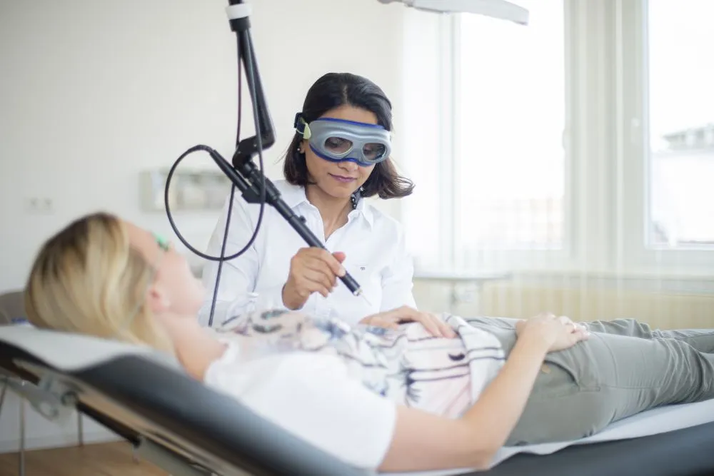 Laserbehandlung mit Schutzbrille